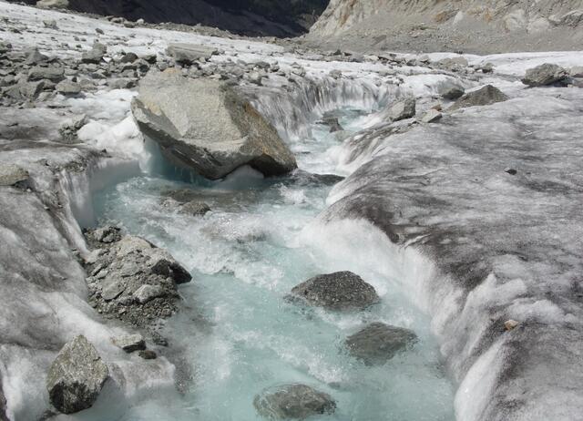 Da auch die Gletscher in den Bergen abtauen werden, wird in vielen Regionen der Trinkwassernachschub knapp werden oder ausbleiben. Auf allen Gletschern ist der Ruß der Umweltverschmutzung erkennbar. Selbst in abgelegensten Regionen, verteilt er sich doch rund um den Globus.