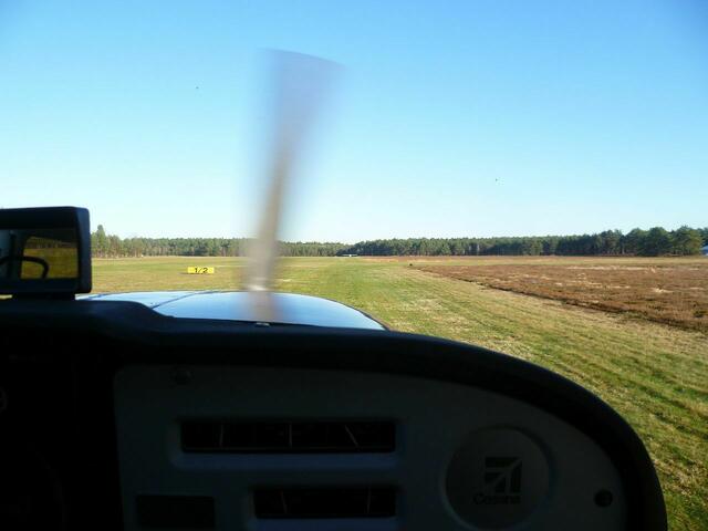 Landung Flugplatz Celle-Arloh. Fluggerät Cessna D-ELEO
