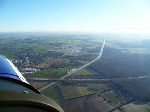 Mittellandkanal. Linke Seite: Mergelgrube Höver.
