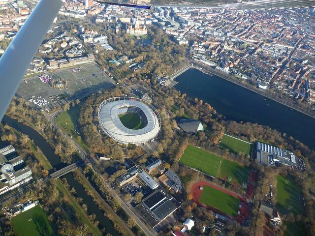 Rathaus mit Maschsee.
