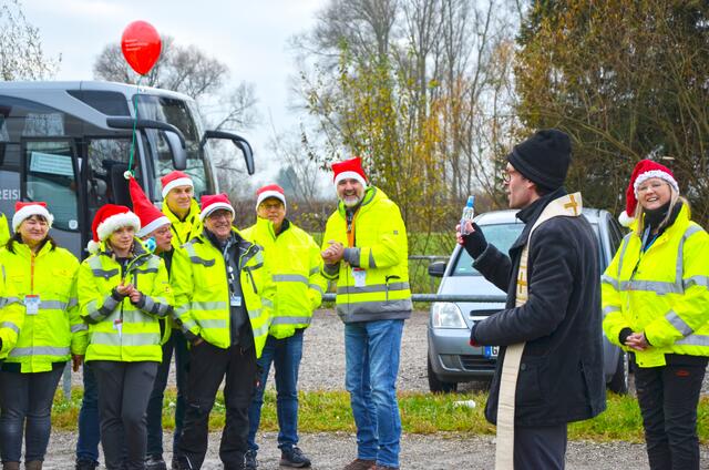Pfarrer Stegmüller brachte einen besonders edlen Tropfen mit zur Fahrzeug-Segnung ... | Foto: Ramona Nahirni-Vogg