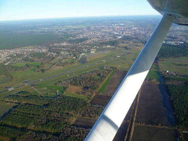 Celle. Start- und Landebahn Heeresflugplatz Celle ETHC (Celle Army Airfield).
