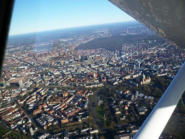 Rechte Bildseite von oben nach unten: Fernsehturm – Hauptbahnhof – Rathaus – Siegessäule Hannover.

