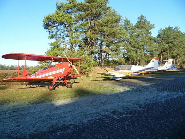 Geparkte Flugzeuge auf dem Platz vor der „Fliegerkneipe“.


