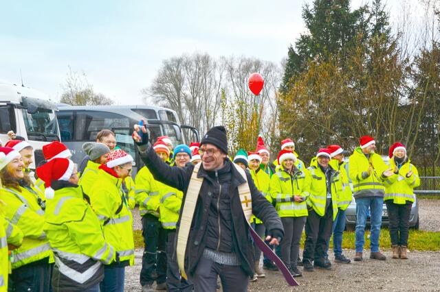 ... sein Weihwasser war "weit gereist - wie auch die Nikoläuse" | Foto: Ramona Nahirni-Vogg