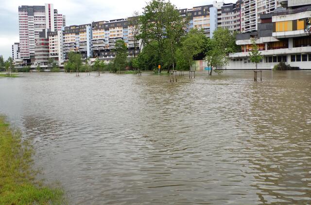 Viele Millionenstädte werden bedroht sein und Menschen umgesiedelt werden müssen. Häufiger Starkregen in nur kurzer Zeit sorgt in großen Gebieten für Land unter.