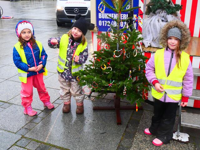 Gersthofer Kinder haben die kleinen Weihnachtsbäume des Gersthofer Wintermärchens mit selbstgebasteltem Schmuck dekoriert. | Foto: Stadt Gersthofen (Alexandra Rehberger, Kinderhaus am Ballonstartplatz, stellv. Leitung)