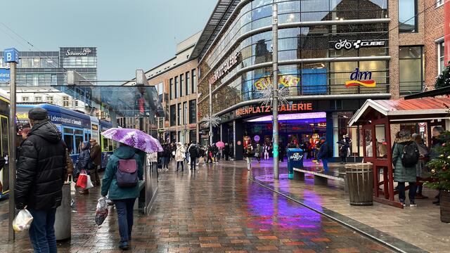 Auf dem Marienplatz spiegeln sich bunte Lichter der Reklame. Foto: Helmut Kuzina