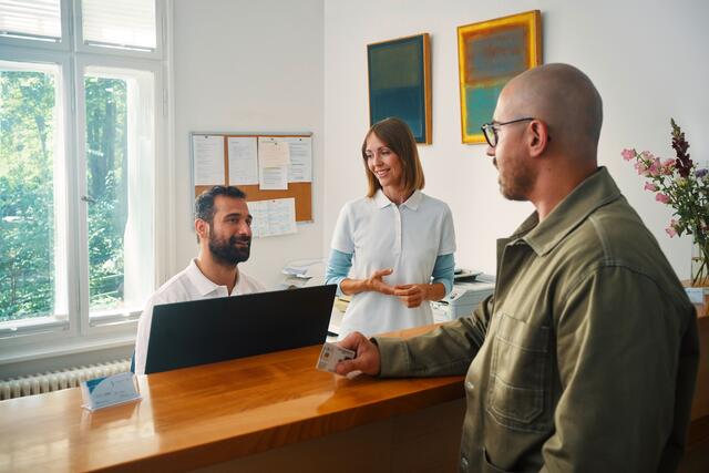 Nach einem Start in Modellregionen legen die gesetzlichen Krankenkassen ab Februar 2025 für alle Versicherten, die nicht widersprochen habe, eine ePA an, sie wird nach und nach mit Daten befüllt. Durch die Anbindung ans E-Rezept werden künftig alle verschriebenen und ausgegebenen Medikamente automatisch in eine Medikationsliste aufgenommen. | Foto: djd-k/gematik