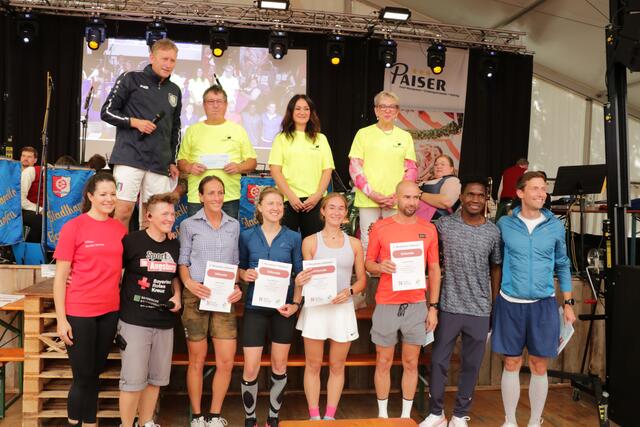 Ehrung der Sieger vom Neusässer Volkslauf. Die Preise wurden von der Aktionsgemeinschaft gesponsert. | Foto: Florian Handl