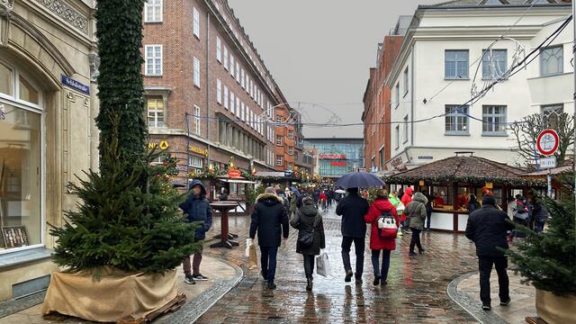Schwerinbesucher bummeln durch die Schlossstraße. Foto: Helmut Kuzina