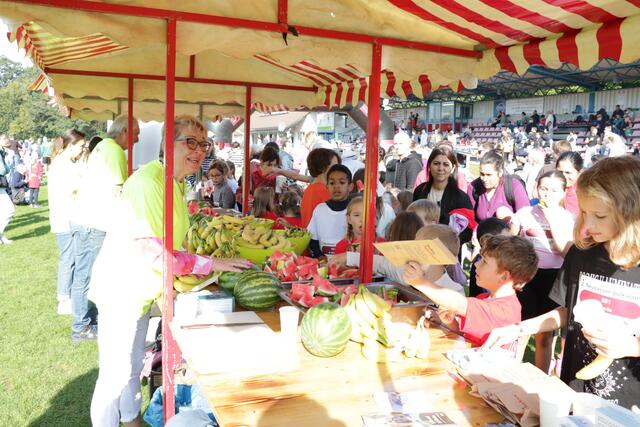 Verpflegungsstand der Aktionsgemeinschaft Neusäß beim 2. Neusässer Volkslauf | Foto: Florian Handl