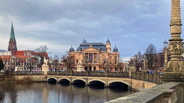 Von der Schlossinsel bietet sich trotz des beginnenden Nieselregens ein schöner Blick auf die Altstadt mit dem Dom. Foto: Helmut Kuzina