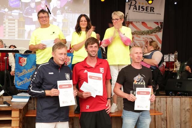 Ehrung der Sieger vom Neusässer Volkslauf. Die Preise wurden von der Aktionsgemeinschaft gesponsert. | Foto: Florian Handl