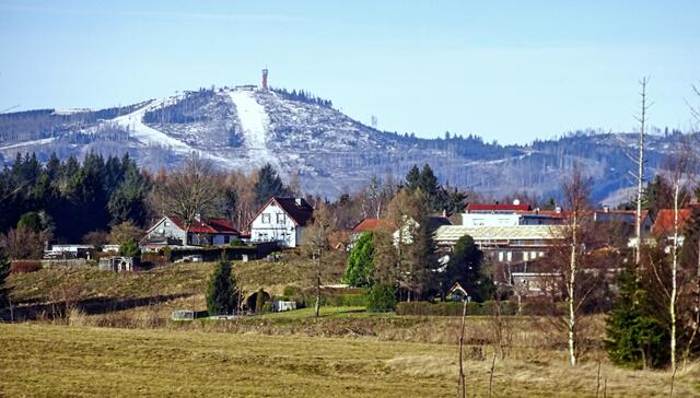 Benneckenstein mit dem Wurmberg bei Braunlage. Optische Täuschung: Die Luftlinie zwischen den Häusern und dem Berg beträgt gut 12 km!!!