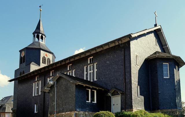 die St. Lauratius Kirche ist dem Schutzheiligen der Berg- und Hüttenleute gewidmet (aus nordwestlicher Richtug aufgenommen)