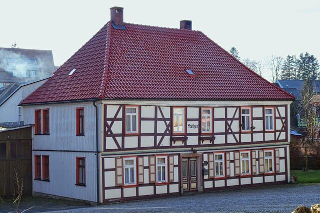 als der Ort Benneckenstein noch zweigeteilt war- also vor 1741 - gab es zwischen der Rappbode und dem Mühlgraben ein Grundstück das zu keinem der beiden Herschaftsgebieten gehörte, es war somit neutral und bot Zuflucht für Verfolgte