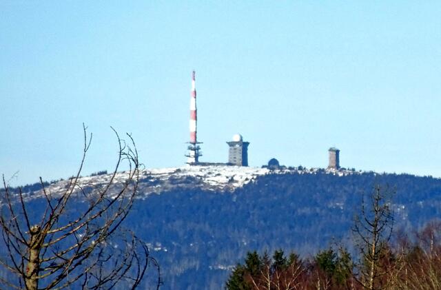 Brockengipfel aus ca. 20 km Entfernung vom Grauberg aufgenommen