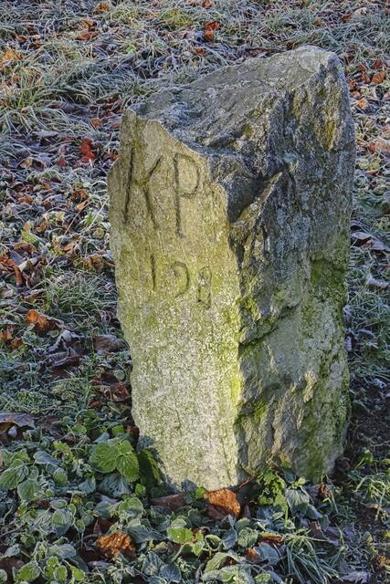 ein Grenzstein mit KP für Königreich Preußen aus dem Jahre 1736
