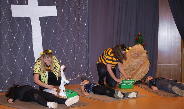 Die Meitinger BRK-Jugend bereicherte den Weihnachtsmarkt mit dem Theaterstück „Tierisch gute Ersthelfer“. | Foto: Peter Heider