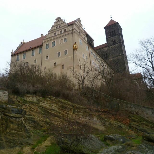 Blick von der Wassertorstraße zum Quedlinburger Schlossberg mit dem Schlossmuseum und der Stiftskirche St. Servatii (so etwa um 1100 errichtet).
