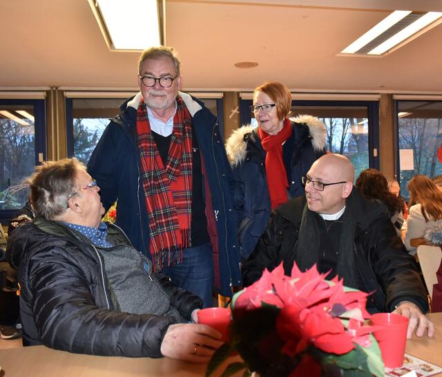v.l. die Bezirksratsherren Dirk Battke und Willi Lindenberg im Gespräch mit Pfarrer Holger Schmidt von der Gnadenkirche