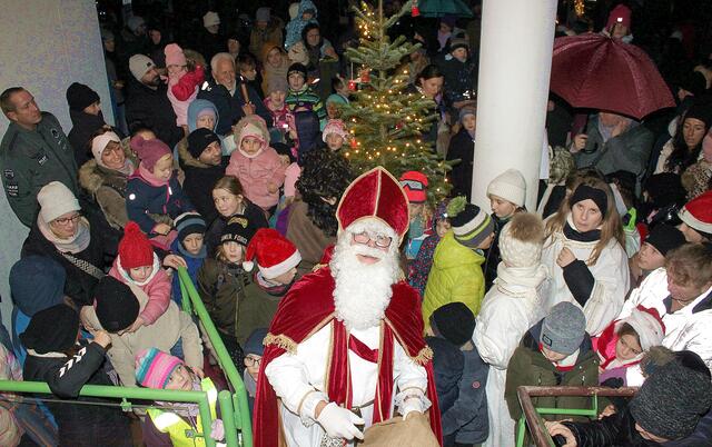 Große Freude herrschte  bei den Kindern als der Nikolaus seine Geschenke verteilte. | Foto: Peter Heider