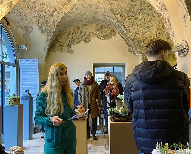 Frau Dr. Marion Méndez, Kunstlehrerin, lobte in ihrer Eröffnungsrede am 10. Dezember 2024 die Klasse für große Einsatzfreudigkeit, auch über die reguläre Schulstunde hinaus, wie beispielsweise beim Aufbau der Präsentation.  