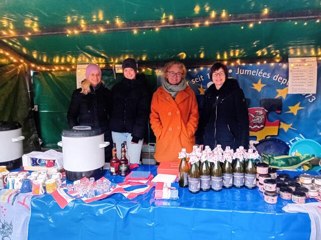 Gute Stimmung trotz Nieselregen - das Standteam des Meitinger Partnerschaftskomitees auf dem Weihnachtsmarkt. | Foto: Martin Stäbe