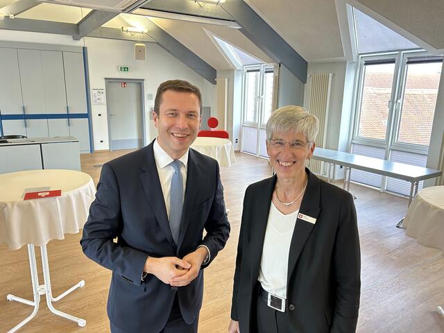     Der Präsident des bayerischen Sparkassenverbands, Matthias Dießl, zeichnete Birgit Cischek mit der Ehrenmedaille in Gold aus