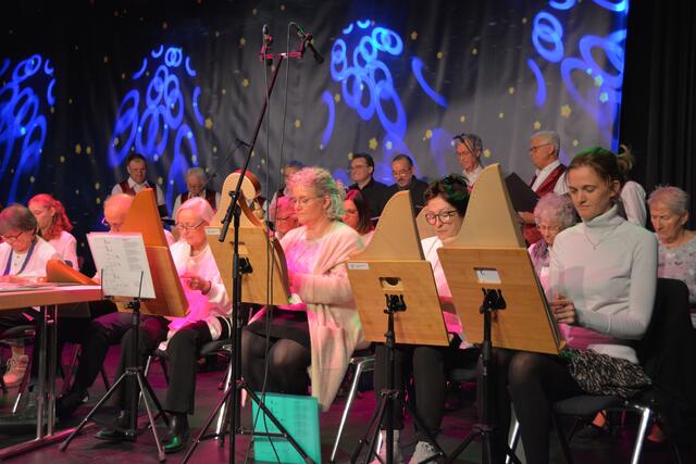Festliche Umrahmung des vorweihnachtlichen Seniorennachmittags in der Stadthalle | Foto: Andrea Faber