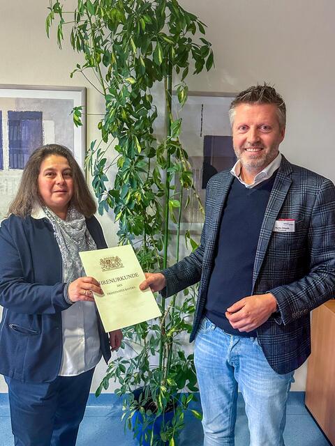Klinikvorstand Martin Gösele (re) gratuliert Verena Escheu (li), der Verwaltungsleiterin der Wertachkliniken, zum 25. Dienst- und Unternehmensjubiläum | Foto: Diana Podehl