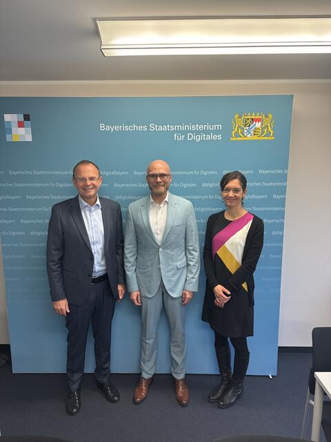 v.l.n.r.: Roland Engehausen, Geschäftsführer der Bayerischen Krankenhausgesellschaft (BKG), Dr. Fabian Mehring, Staatsminister für Digitales, Christina Leinhos, Stellvertretende Geschäftsführerin der BKG | Foto: (c) StMD
