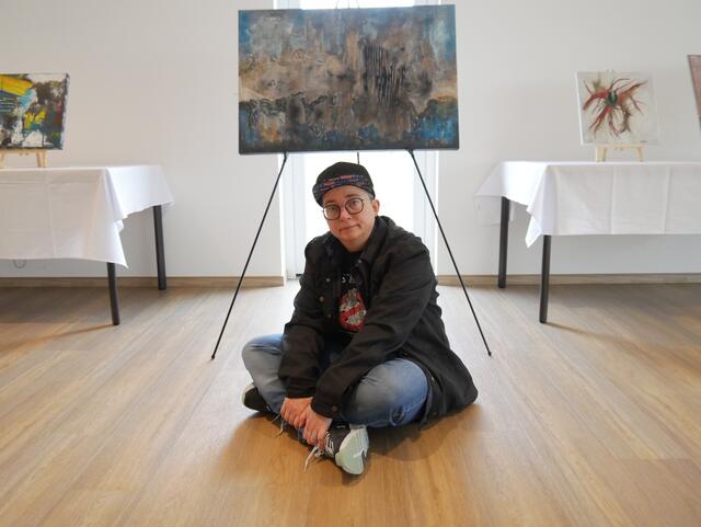 Astrid Heisele mit einem Bild aus Ihrer Ausstellung. | Foto: Astrid Heisele