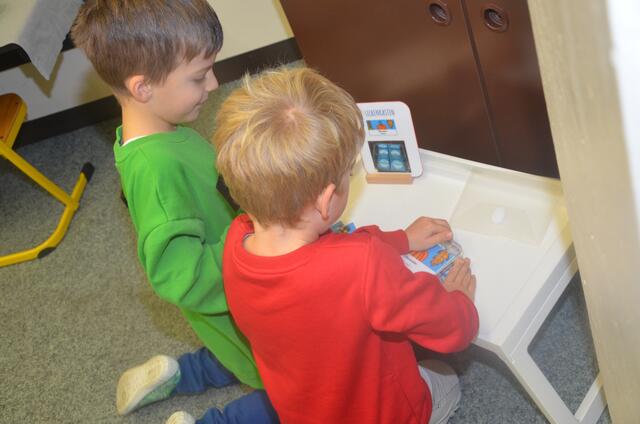 Im Team lernt es sich leichter: Die Kinder dürfen sich an den Stationen beraten und gemeinsam nach einer Lösung suchen. | Foto: Ramona Nahirni-Vogg