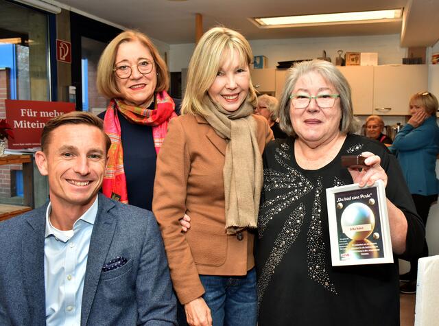 Erika Babst (r.) wurde als “Perle des SoVD geehrt. v.l. Angelo Alter, Maria Hesse und Doris Schröder-Köpf