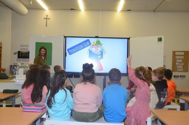 Neue Lerninhalte werden über intensiv vorbereitete Einführungsstunden eingeleitet. | Foto: Ramona Nahirni-Vogg