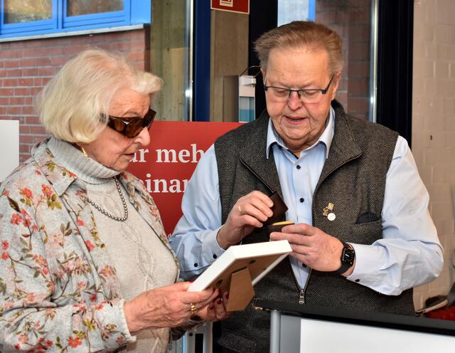 Helga Bock ist eine weitere “Perle" und bekam eine Ehrennadel von Dirk Battker (r.) 