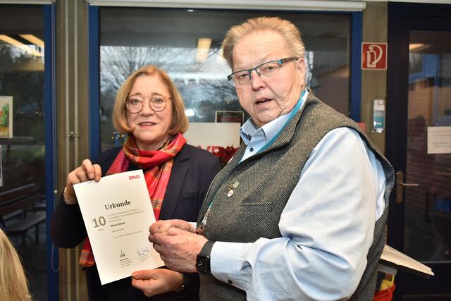 Ehrung für 10 Jahre: Maria Hesse mit Dirk Battke 
