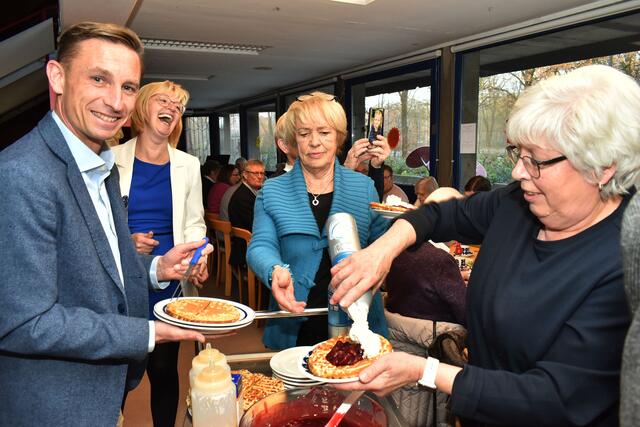 Dann wurden heiße Waffeln mit Kirchen und Sahne serviert 
