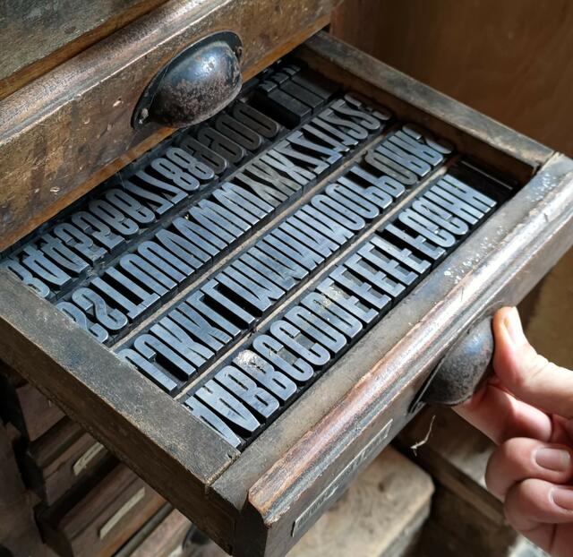 Eine Schublade mit Bleibuchstaben, die beim Verlag Foster-Oberländer anfangs noch zum Drucken benutzt wurden. | Foto: Alina Krüger, MUGS