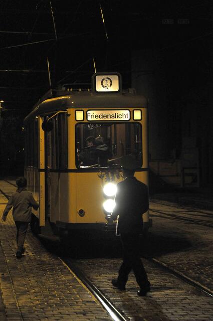 Traditionell bringen Straßenbahn-Oldtimer das Licht zu den einzelnen Gemeinden.