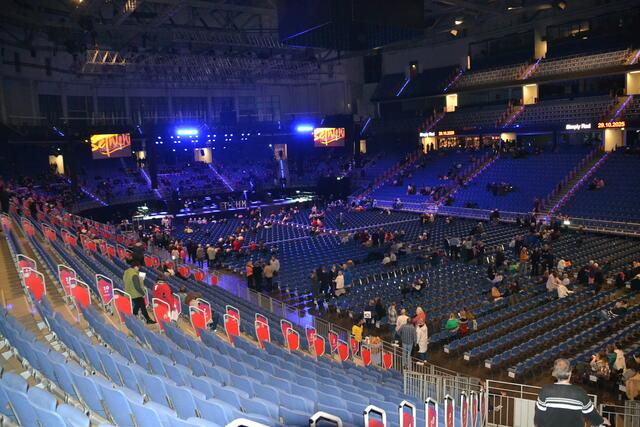 Langsam treffen die Zauschauer ein.