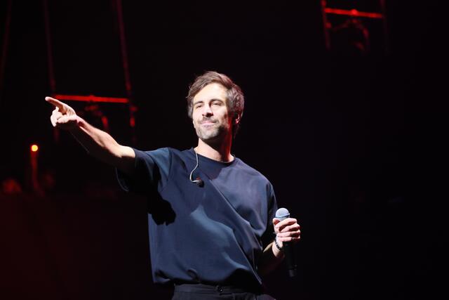 Auf der Bühne in seinem Element: Max Giesinger | Foto: Axel Heyder