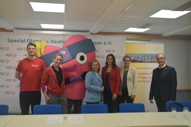 Fabian Heller, ZA und Koordinator Special Smiles SOHE, Dany Kupczik, Geschäfts-führerin Special Olympics Deutschland in Hessen e. V., Elke Voitl, Sozialdezernentin Stadt Frankfurt (i. V. für Mike Josef, Oberbürgermeister), LZKH-Präsidentin Dr. Doris Seiz, Dr. Susanne Jäger, zust. Vorstandsmitglied der LZKH sowie Mark Behrend, Prä-sident Special Olympics Deutschland in Hessen e. V. (v. l. n. r.; )
 | Foto:  Special Olympics  Hessen