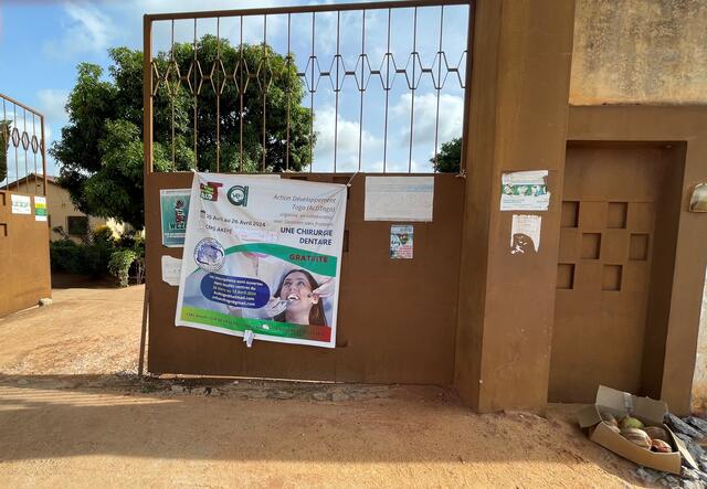 Togo: In Aképè informierte ein Plakat über die zahnmedizinischen Behandlungsmöglichkeiten | Foto:  Dr. Rüdiger Oesterheld