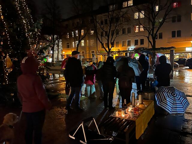Adventliches Singen am Tannenbaum: Die Kulturinitiative öffnete das 19. Türchen des lebendigen Adventskalenders
