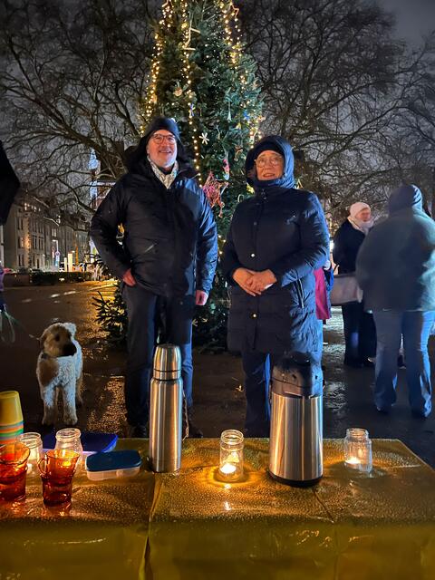 Adventliches Singen am Tannenbaum: Die Kulturinitiative öffnete das 19. Türchen des lebendigen Adventskalenders