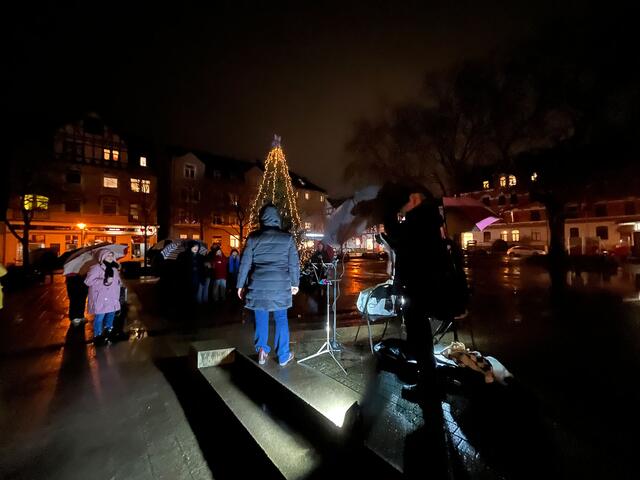 Adventliches Singen am Tannenbaum: Die Kulturinitiative öffnete das 19. Türchen des lebendigen Adventskalenders