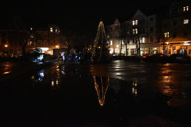 Wenn sich der Tannenbaum darin spiegelt, hat die große Pfütze auf dem Fiedelerplatz plötzlich doch etwas schönes.